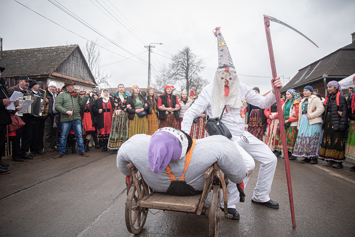Jókedvvel, mulatással dugták el a Marost 